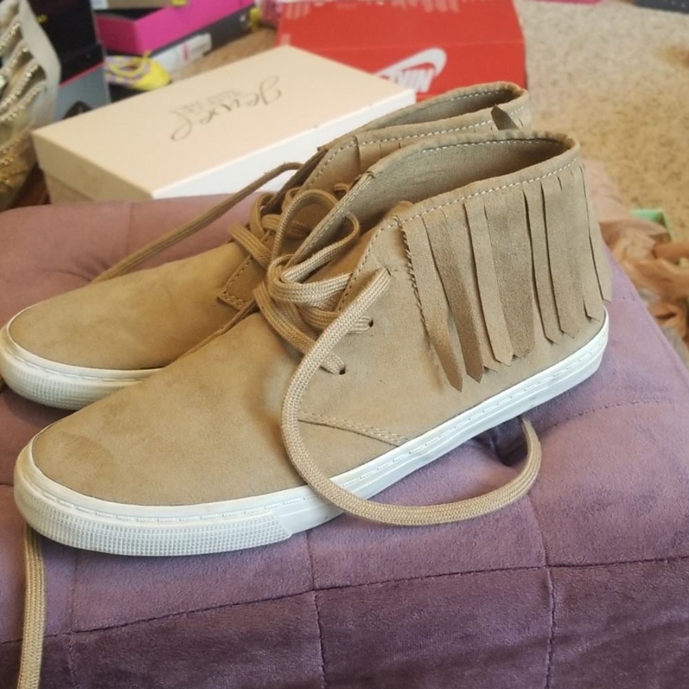 Suede like shoes with fringe